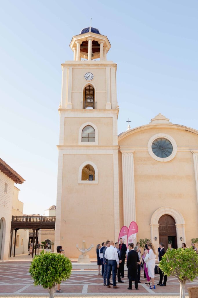 Gruppe vor Kirche in Valencia